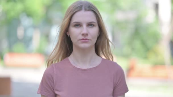 Serious Young Woman Açık Hava Portresi — Stok video