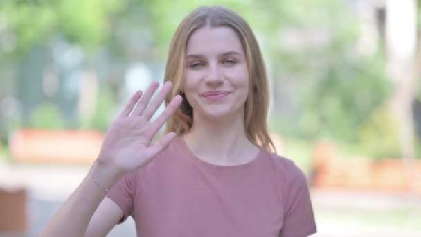 Venkovní Portrét Vítající Mladé Ženy — Stock video