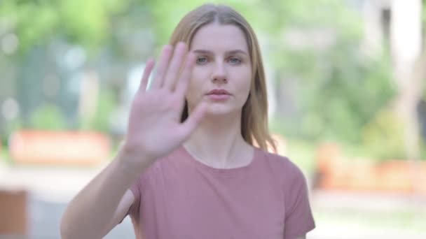 Outdoor Portret Nielubianej Młodej Kobiety Stop Gesture — Wideo stockowe