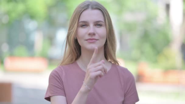 Utomhusporträtt Ung Kvinna Med Fingrar Läpparna — Stockvideo
