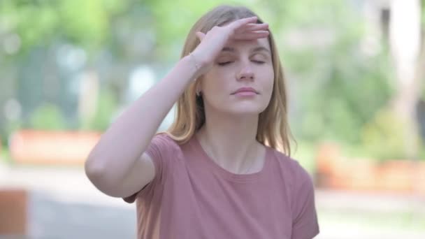 Utomhusporträtt Ung Kvinna Letar Efter Möjligheter — Stockvideo