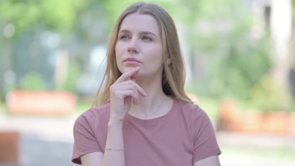 Портрет Несчастной Молодой Женщины Размышляющей — стоковое видео