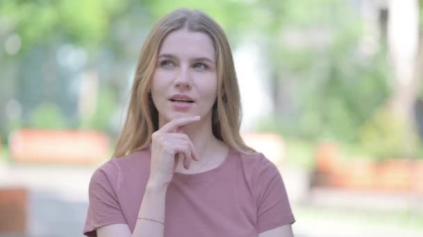 Portrait Extérieur Jeune Femme Pensive Ayant Nouveau Plan — Video