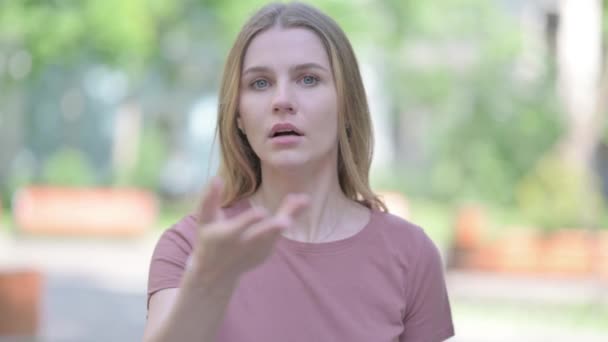 Kızgın Genç Hüsranla Tepki Veren Açık Hava Portresi — Stok video