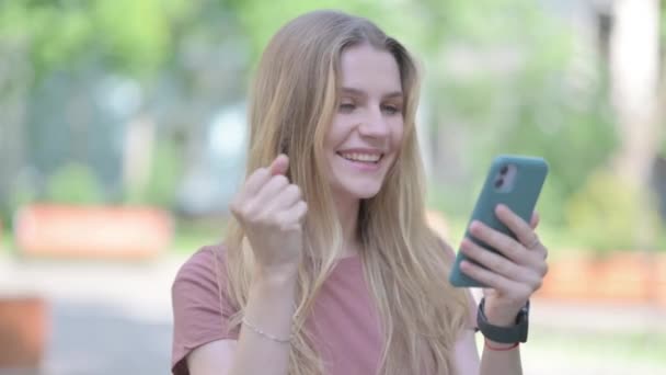 Ritratto All Aperto Giovane Donna Che Celebra Successo Smartphone — Video Stock
