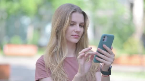 工作中使用智能手机的年轻女性户外肖像 — 图库视频影像