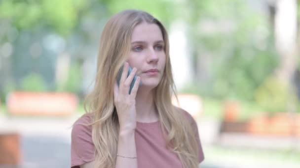 电话交谈中心烦意乱的年轻女子的户外肖像 — 图库视频影像