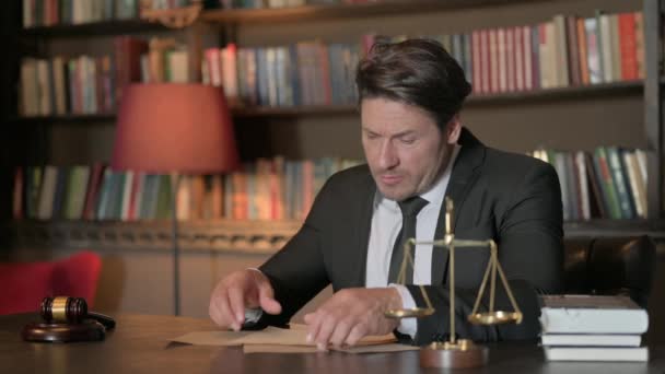 Pensive Male Advocaat Lezing Documenten Office — Stockvideo