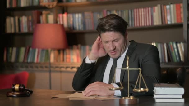 Trött Man Advokat Med Nacksmärta Ämbetet — Stockvideo