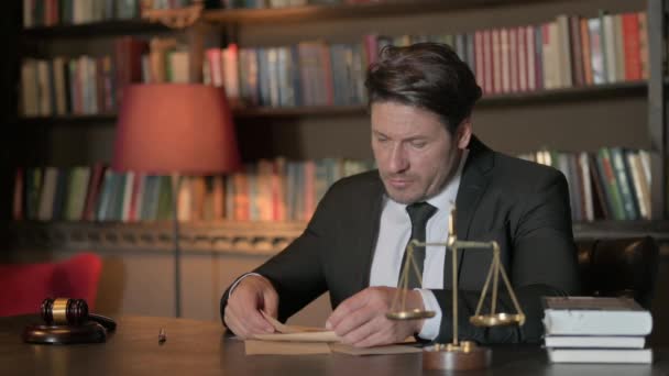 在办公室阅读法律文件的男律师 — 图库视频影像