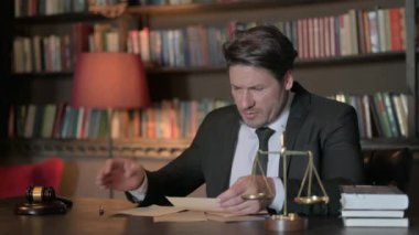 Ofiste Yasal Belgeleri Okuyan Erkek Avukat ÜzgünName