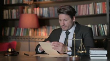 Mahkemede Yasal Belgeleri Okurken Heyecanlı Erkek Avukat