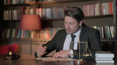 Ofiste Düşünceli Erkek Avukat Belgeleri Yazıyor