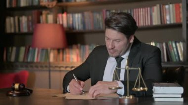 Bir Yasal Belge Yazmaya Çalışan Gergin Erkek Avukat