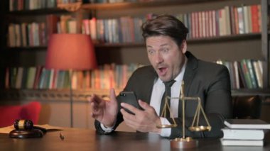 Ofisteki Akıllı Telefon 'da Erkek Avukat Zaferini Kutluyor