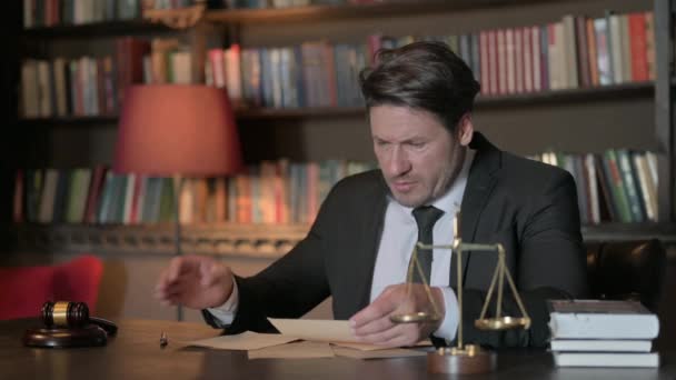 Расстроенный Адвокат Читает Юридические Документы Офисе — стоковое видео