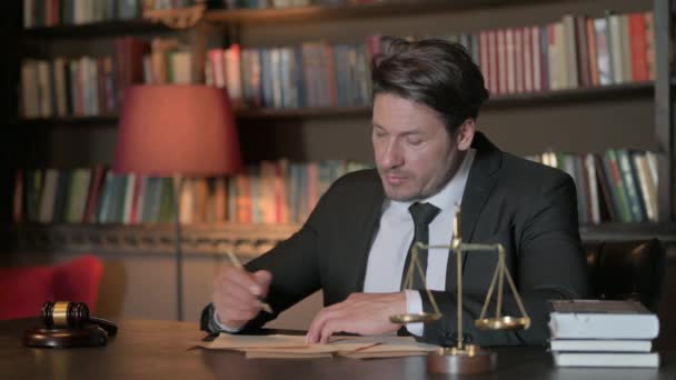 Pensive Άντρας Δικηγόρος Γράφοντας Έγγραφα Στο Γραφείο — Αρχείο Βίντεο