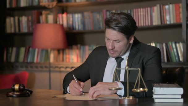 Tense Male Advokat Forsøger Skrive Juridisk Dokument – Stock-video
