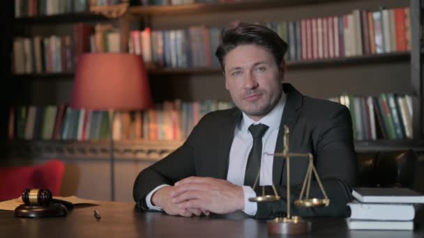 Ernsthafter Männlicher Anwalt Sitzt Amt — Stockvideo