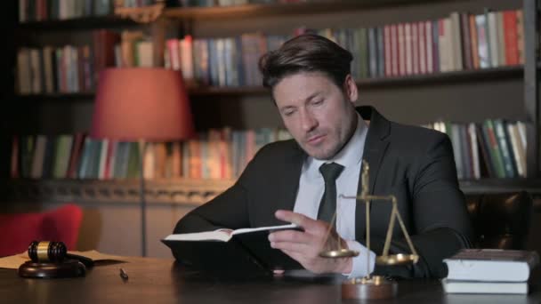 Mężczyzna Prawnik Czytanie Książki Prawniczej Biurze — Wideo stockowe