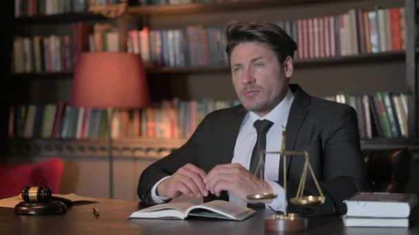 Pensive Male Advocaat Reading Law Book Voorbereiding Voor Het Hof — Stockvideo