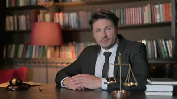 Улыбающийся Адвокат Смотрит Камеру — стоковое видео