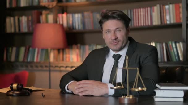 Mężczyzna Prawnik Robi Kciuki Górę Biuro — Wideo stockowe