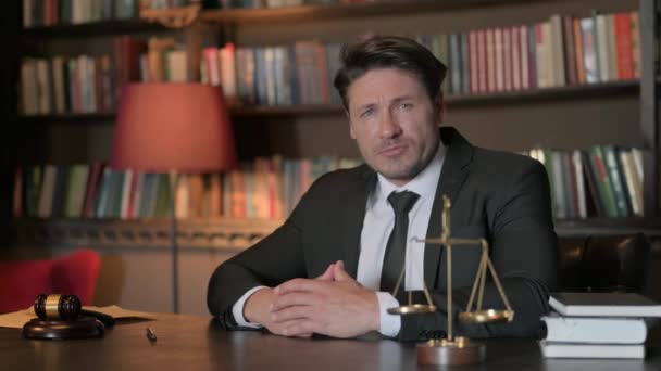 Männlicher Anwalt Drückt Amt Die Daumen — Stockvideo