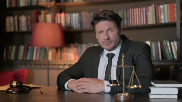 Άντρας Δικηγόρος Που Δείχνει Την Κάμερα Στο Γραφείο — Αρχείο Βίντεο