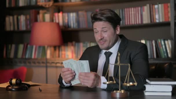 Happy Man Advokat Räkna Pengar Office — Stockvideo