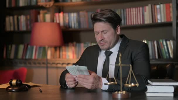 Gergin Erkek Avukat Ofiste Para Sayıyor — Stok video