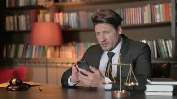 Мужчина Юрист Использование Смартфона Офисе — стоковое видео