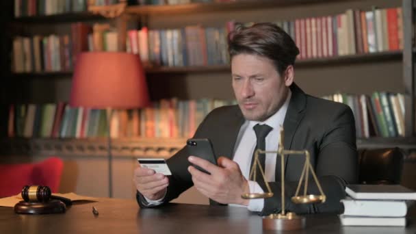 Mužský Právník Dělá Online Bankovnictví Kanceláři — Stock video