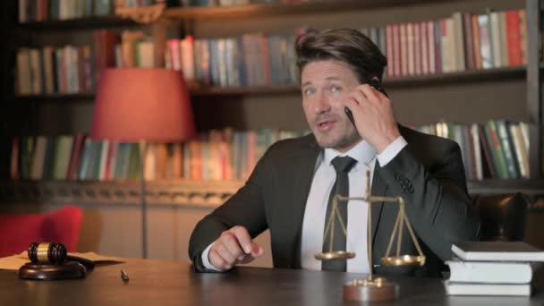 Άντρας Δικηγόρος Μιλώντας Στο Τηλέφωνο Στο Γραφείο — Αρχείο Βίντεο