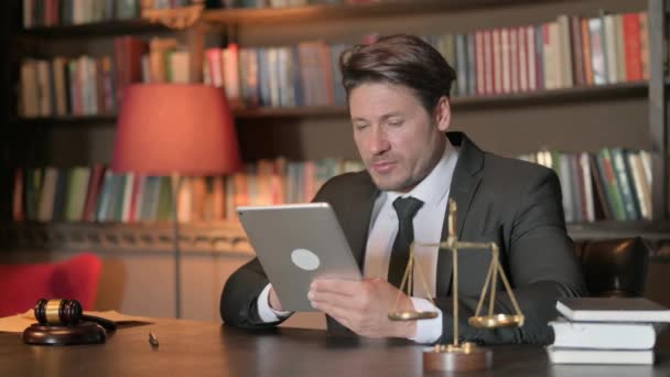 Άντρας Δικηγόρος Χρησιμοποιώντας Tablet Στο Γραφείο — Αρχείο Βίντεο