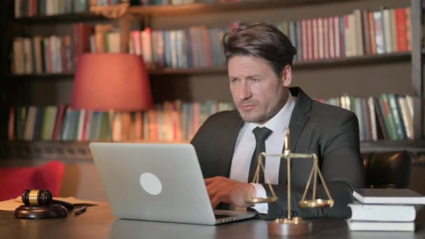 Pensive Άντρας Δικηγόρος Εργάζεται Laptop — Αρχείο Βίντεο