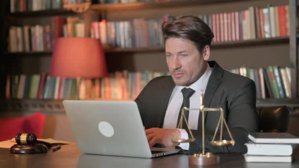 Άντρας Δικηγόρος Που Εργάζεται Φορητό Υπολογιστή — Αρχείο Βίντεο