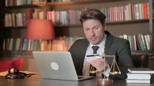 Férfi Ügyvéd Csinál Online Vásárlás Laptop — Stock videók
