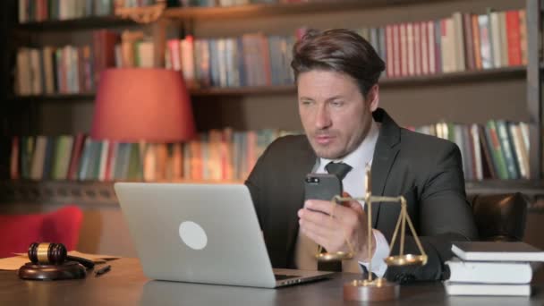 Mužský Právník Pracující Notebooku Smartphonu — Stock video