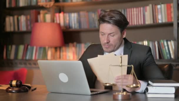 Άντρας Δικηγόρος Που Εργάζεται Νομικά Έγγραφα Και Φορητό Υπολογιστή — Αρχείο Βίντεο