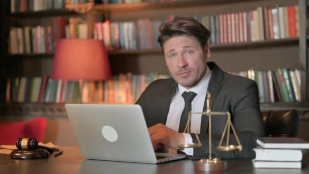 Mężczyzna Prawnik Robi Kciuki Podczas Pracy Laptopie — Wideo stockowe