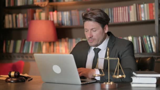 Férfi Ügyvéd Tagadásban Nézi Kamerát Miközben Dolgozik Laptop — Stock videók