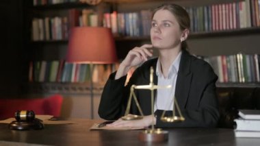 Ofiste oturan beyin fırtınası yapan kadın avukat.