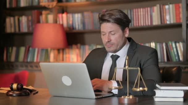 Manlig Advokat Skakar Huvudet Acceptans Medan Arbetar Laptop — Stockvideo