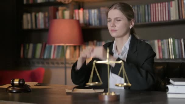 Spanning Vrouwelijke Advocaat Met Hoofdpijn Office — Stockvideo
