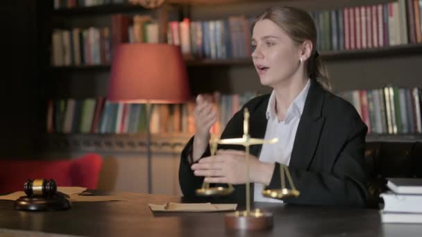 病気の女性弁護士事務所で咳 — ストック動画
