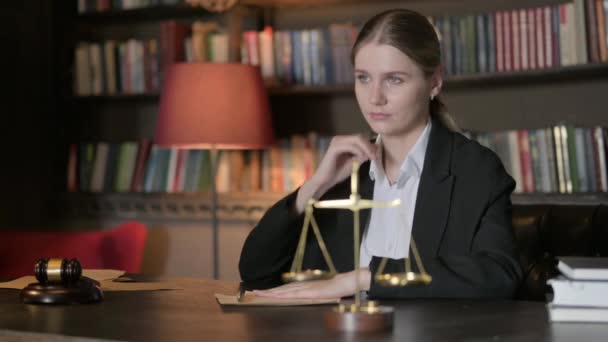 Moe Vrouwelijke Advocaat Met Nekpijn Het Kantoor — Stockvideo
