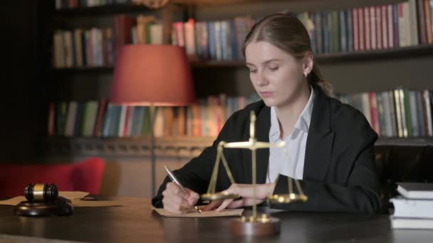 Pensive Female Advocaat Schrijven Documenten Office — Stockvideo