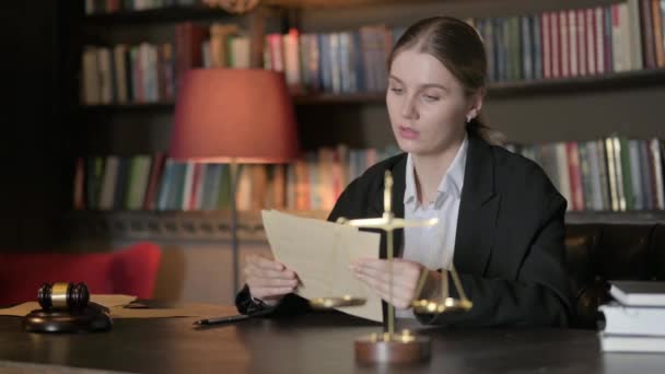 Kvinnlig Jurist Läsa Juridiska Dokument Office — Stockvideo