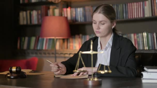 Kvinnlig Jurist Undertecknande Juridiska Dokument Vid Byrån — Stockvideo